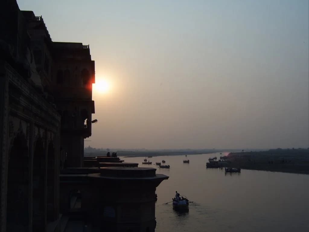 Late Arrival in Vrindavan: Check-in, Luggage and Temple-Lane Access